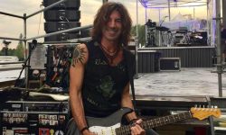 L’AQUILA, NOTTE ROCK AL BLISS CON STEF BURNS: IL TALENTUOSO CHITARRISTA DI VASCO