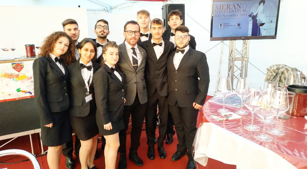 MERANO WINE FESTIVAL, NOVANTA ALLIEVI DEGLI ALBERGHIERI ABRUZZESI PRESTANO SERVIZIO