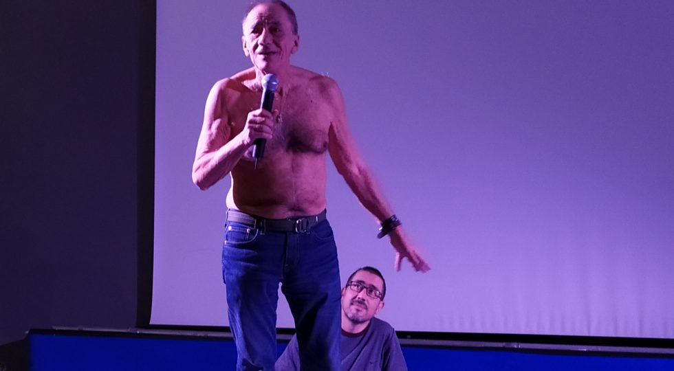 VECCHIONI IN CATTEDRA A TORSO NUDO PER PARLARE DI FELICITÀ PARTENDO DAL MITO DI PROMETEO