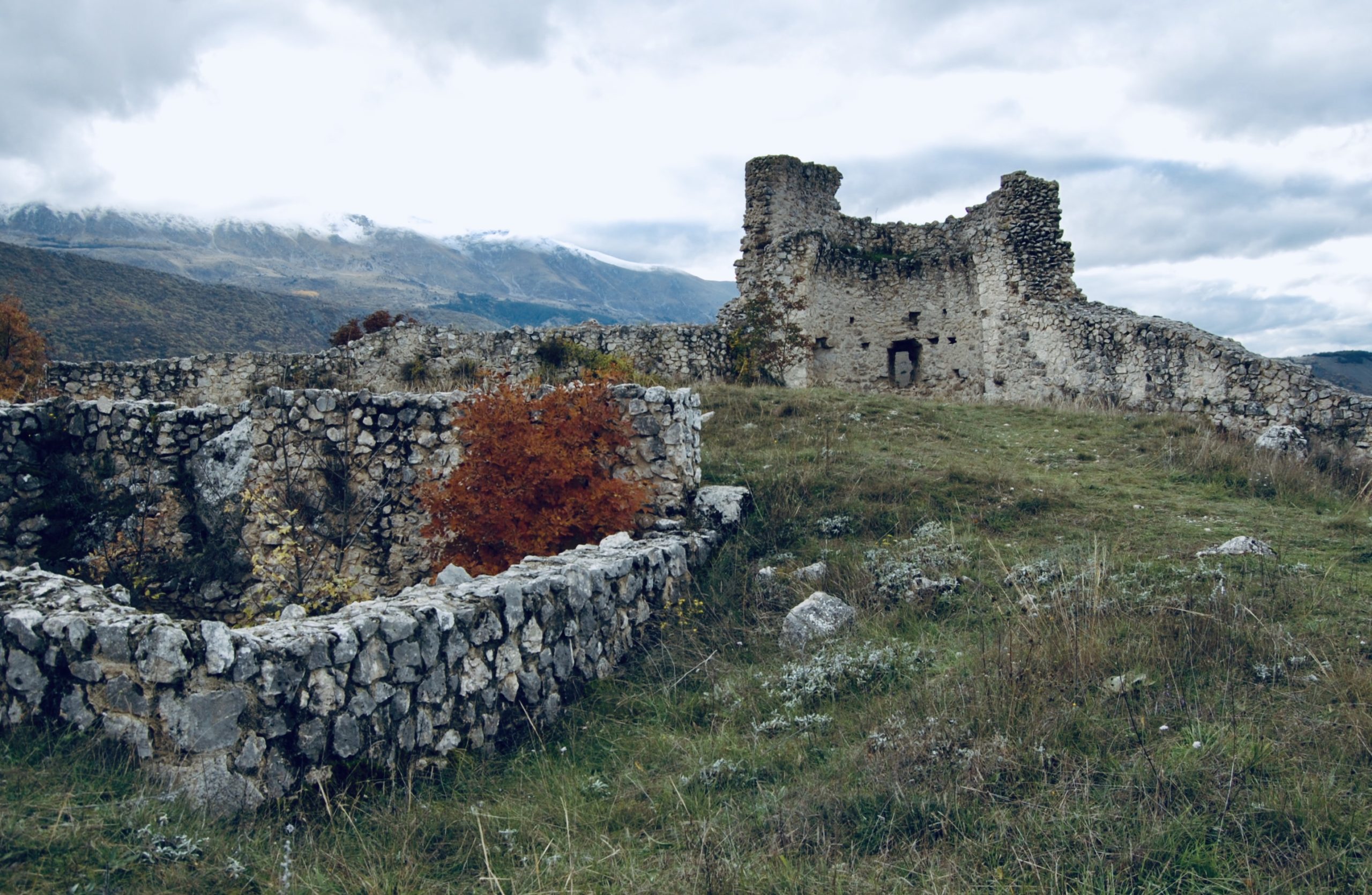 Al Castello di Sant’Eusanio Forconese il recital “Evasione” con visita guidata e aperitivo