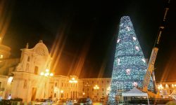NATALE, ALL’AQUILA UNO DEGLI ALBERI PIÙ ALTI D’EUROPA
