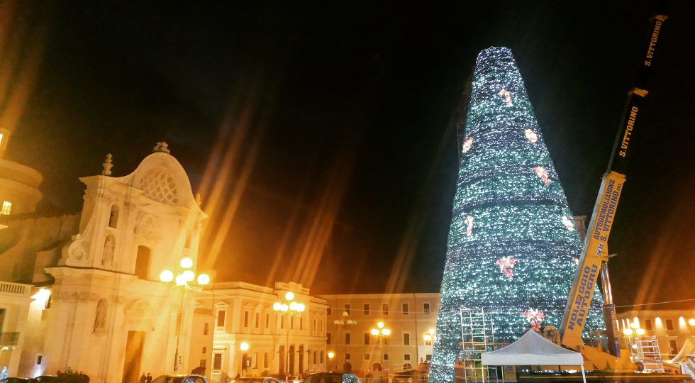 NATALE, ALL’AQUILA UNO DEGLI ALBERI PIÙ ALTI D’EUROPA