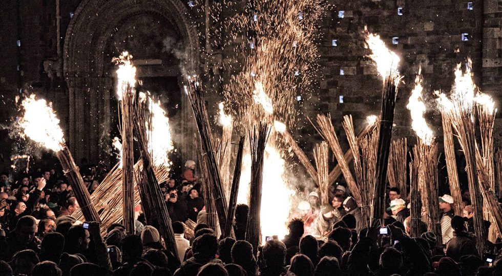 LA LUNGA NOTTE DEI FAUGNI INFUOCA ATRI CON L’ANTICHISSIMA TRADIZIONE A METÀ TRA RITO PAGANO E RELIGIOSO