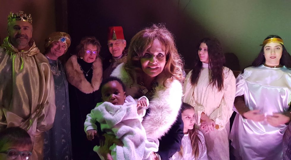 IN MILLE AL PRESEPE VIVENTE DELL’ATERNO MANTHONÈ CON GESÙ UN PICCOLO NIGERIANO