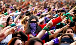 100 DONNE OCCUPANO IL CORSO DELL’AQUILA CANTANDO “LO STUPRATORE SEI TU”