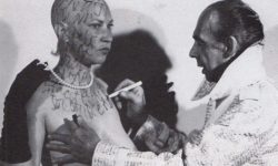 L’AQUILA, PERFORMANCE TRA IL SURREALE E IL NON-SENSE CELEBRA GAC ALLA SHARKY ART GALLERY