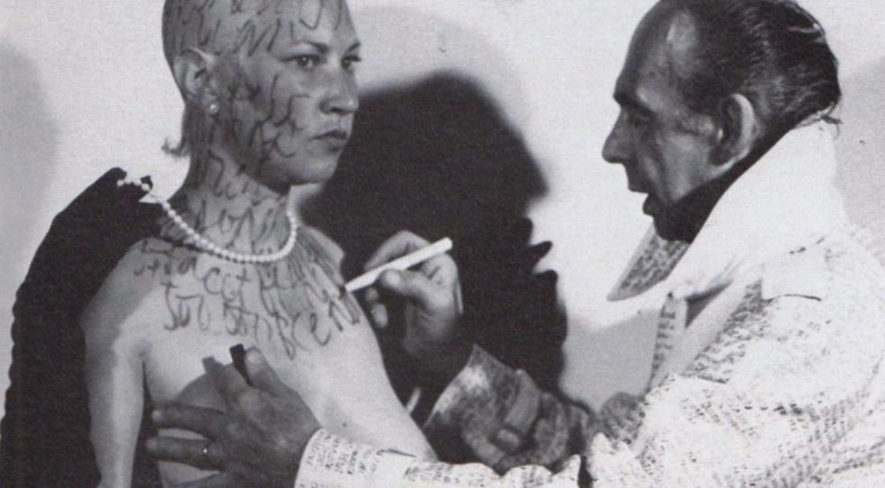 L’AQUILA, PERFORMANCE TRA IL SURREALE E IL NON-SENSE CELEBRA GAC ALLA SHARKY ART GALLERY