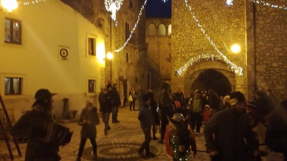 A SANTO STEFANO DI SESSANIO IN GIRO PER I PRESEPI, CON ZAMPOGNARI E PASSEGGIATE A CAVALLO