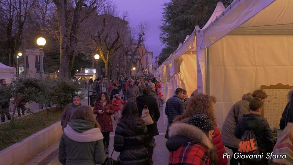 Immagini Natalizie Harry Potter.Mercatini Di Natale A Tema Harry Potter All Aquila Arriva Anche La Scuola Di Magia Virtu Quotidiane Il Quotidiano Enogastronomico Abruzzese