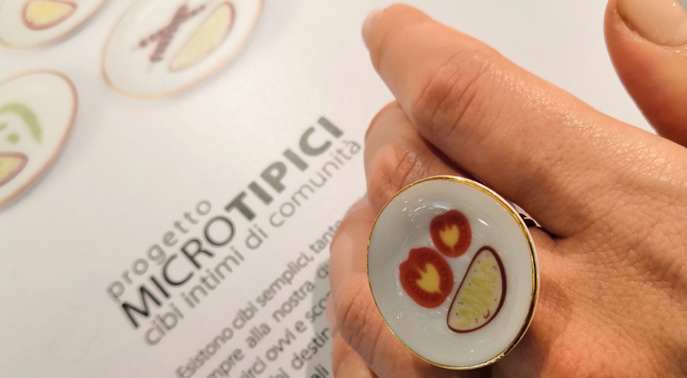 ARRIVANO I “MICROTIPICI” DI ARAGO DESIGN, RACCONTI DI CIBO “PER COSTRUIRE UNA COMUNITÀ DISPOSTA A CONDIVIDERE”