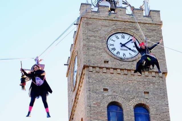 Atri Sindaco Vestito Da Befana Scende Dal Campanile Del Palazzo Ducale Virtu Quotidiane Il Quotidiano Enogastronomico Abruzzese