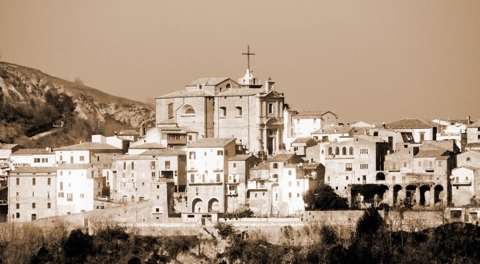 UN VIAGGIO NELLA STORIA E NELLA FORZA DI CASTIGLIONE MESSER RAIMONDO
