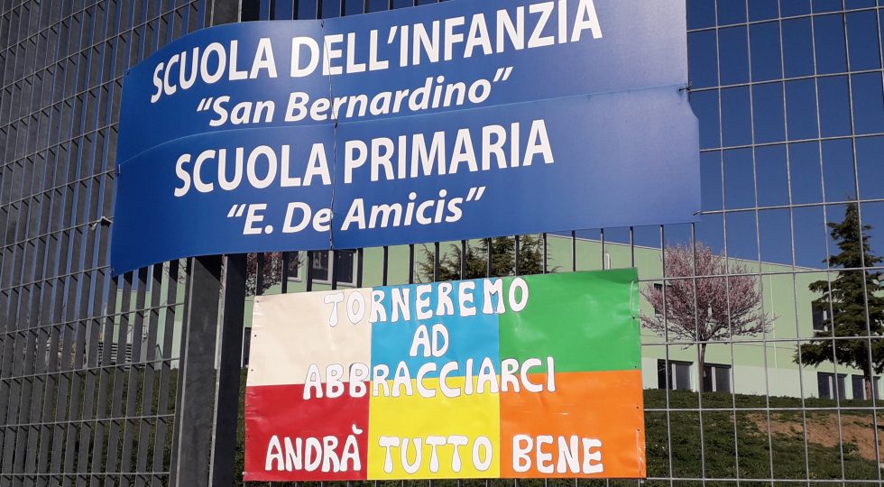 “TORNEREMO AD ABBRACCIARCI”, IL MESSAGGIO DELLA SCUOLA DE AMICIS DELL’AQUILA