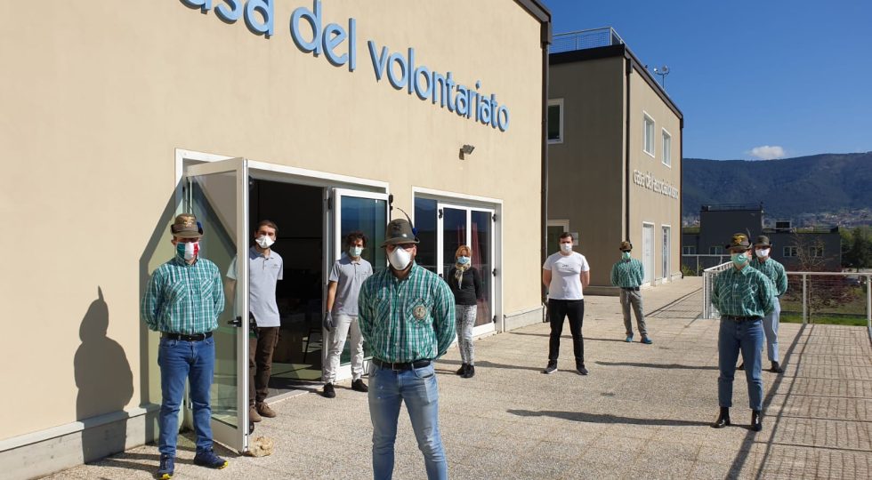 SOS SPESA, GLI ALPINI CONSEGNANO DUEMILA CHILI DI CIBO AI BISOGNOSI DELL’AQUILA
