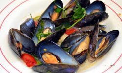 CALO DI CONSUMI E CALDO MINANO IL SAUTÉ DI COZZE