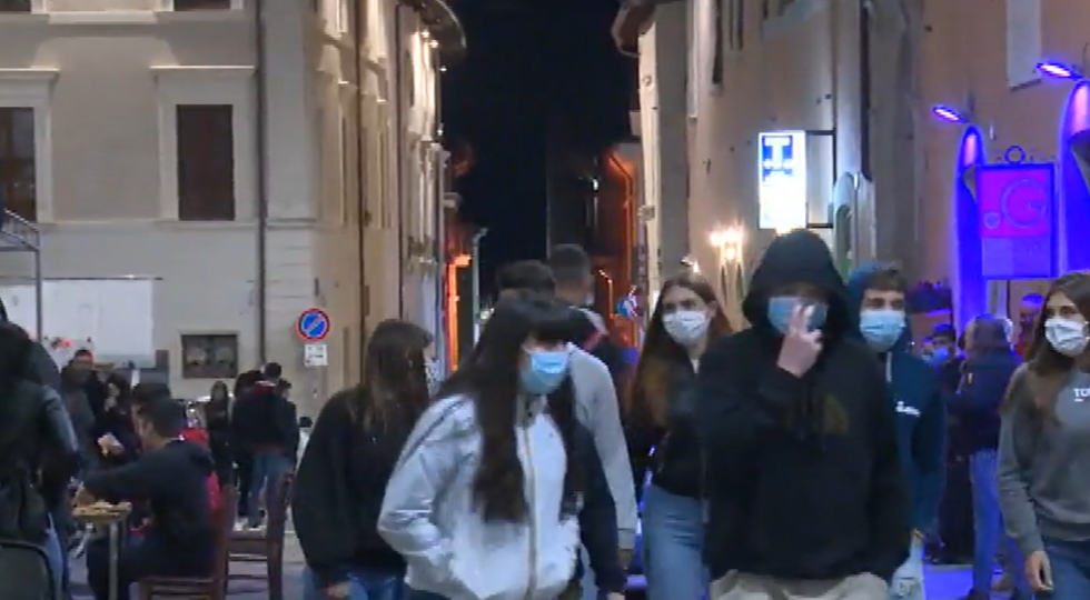 MOVIDA, ECCO LA STRETTA DEL COMUNE DELL’AQUILA: TUTTE LE MISURE DELLA NUOVA ORDINANZA