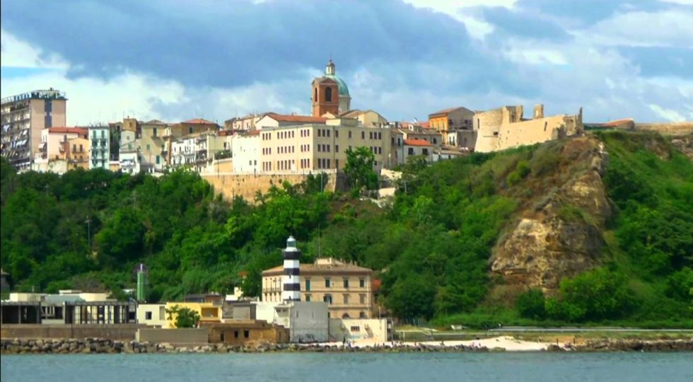 ESERCENTI IN PIAZZA A ORTONA PER CHIEDERE TASSE E AFFITTI MENO CARI
