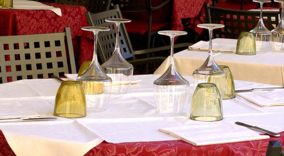 GLI ITALIANI VOGLIONO TORNARE AL RISTORANTE MA TEMONO ESPERIENZE “ZOPPE”