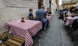 TAVOLI SPARECCHIATI IN STRADA, LA PROTESTA DEI RISTORATORI AQUILANI