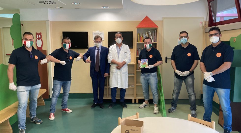 ASSOCIAZIONE DI PIZZOLI DONA LIBRI E COLORI PER PICCOLI PAZIENTI OSPEDALE DELL’AQUILA