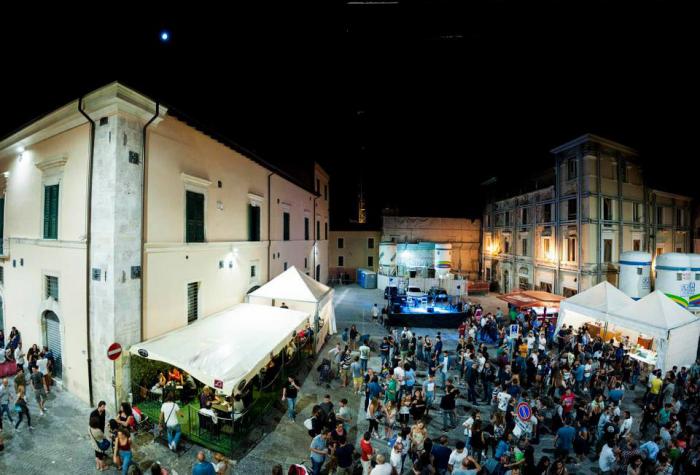 ORDINANZA “ANTI MOVIDA” ALL’AQUILA: TANTA CONFUSIONE E TANTO RUMORE PER (QUASI) NULLA