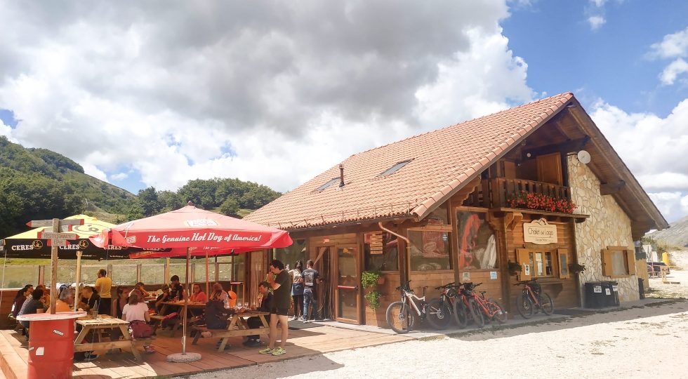 A CAMPO FELICE HA RIAPERTO LO CHALET DEL LAGO, CROCEVIA DI ESCURSIONISTI E META DI BUONGUSTAI
