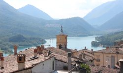 BARREA, IL BORGO GIOIELLO D’ABRUZZO TRA LAGO, FAUNA SELVATICA E REPERTI ARCHEOLOGICI