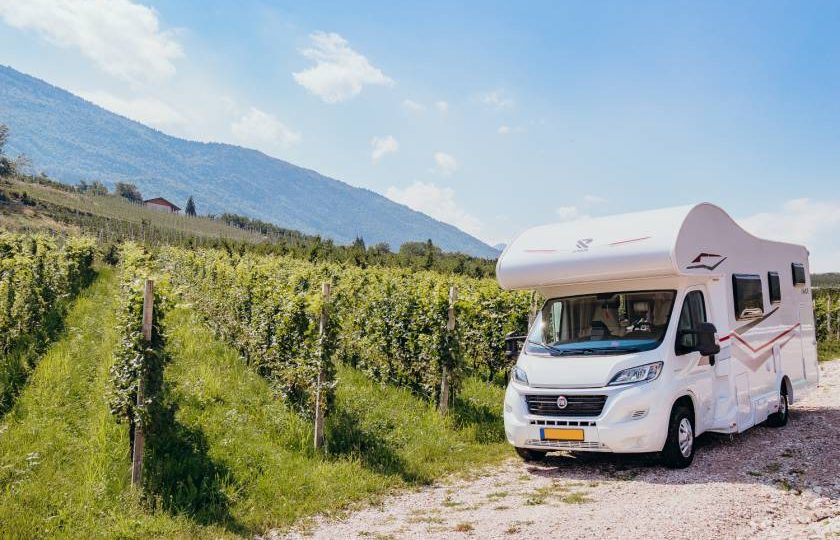 SOSTE IN CAMPER CON VISTA VIGNA GRAZIE ALL’ALLEANZA DONNE DEL VINO-TOURING CLUB