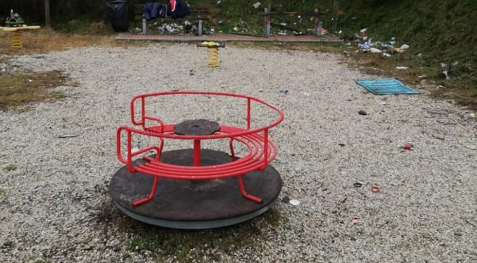 “ECO L’AQUILA”, VOLONTARI RIPULISCONO IL PARCO GIOCHI DI VIA DOMENICO D’ASCANIO