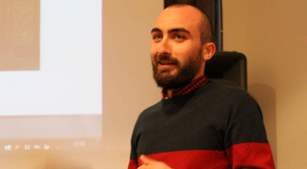 DA SULMONA A FONTECCHIO A PIEDI PER PRESENTARE IL SUO LIBRO SULL’ABRUZZO DEI PAESI SPOPOLATI E DELLE SUE GENTI