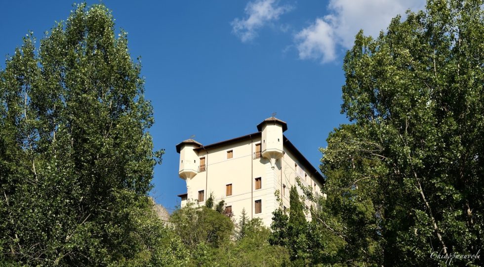 VIAGGIO INSOLITO A PIZZOLI, TRA LE BELLEZZE, LA STORIA E I SUOI SEGRETI