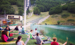 YOGA E SHIATSU NEL VERDE DI CAMPO FELICE, ALLO CHALET DEL LAGO APPUNTAMENTO COL BENESSERE