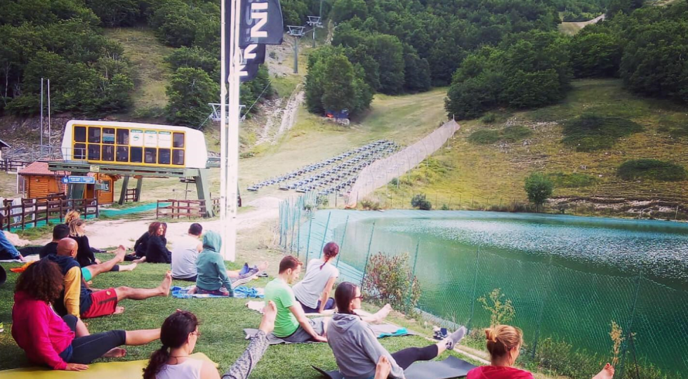 YOGA E SHIATSU NEL VERDE DI CAMPO FELICE, ALLO CHALET DEL LAGO APPUNTAMENTO COL BENESSERE
