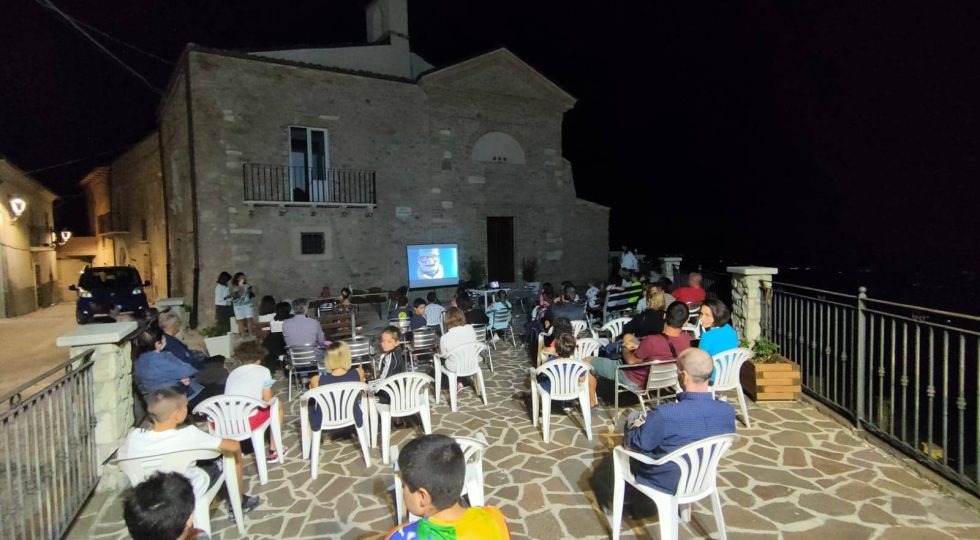 CINEMA ALL’APERTO IN PROVINCIA, NEI BORGHI DEL PESCARESE PICCOLI MOMENTI DI SOCIALITÀ