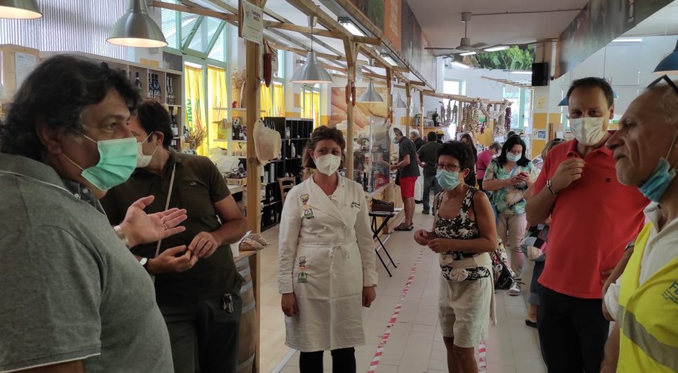 CAMPAGNA AMICA DELLA BICI, A PESCARA CICLOAMATORI NEL MERCATO CONTADINO DI VIA PAOLUCCI