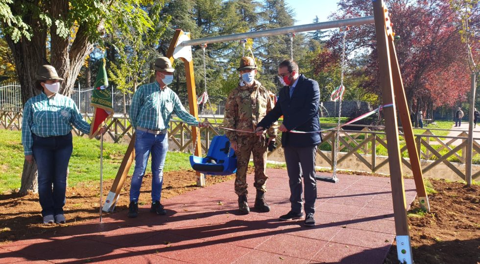 L’AQUILA, AL PARCO DEL SOLE UN’ALTALENA PER DISABILI GRAZIE AGLI ALPINI