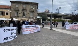ANCHE I TITOLARI DI AGENZIE DI VIAGGIO CONTRO LA REGIONE IN PIAZZA A PESCARA