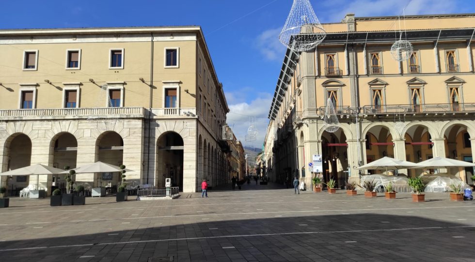 A TERAMO NEGOZI APERTI, IL SINDACO HA CHIARITO CHE L’ORDINANZA DI MARSILIO È VALIDA