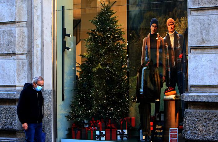 PER NATALE REGOLE PER CENONE E SHOPPING, NIENTE FESTE IN PIAZZA A CAPODANNO