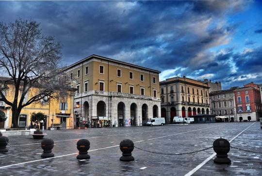 “TU CI CHIUDI, TU CI PAGHI”, COMMERCIANTI IN PIAZZA ANCHE A TERAMO
