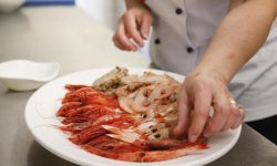 COVID NON FERMA VOGLIA DI NATALE, CHEF AL LAVORO PER MENÙ FESTE
