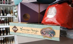 I PANETTONI FIASCONARO NEI CESTI DI DOLCI AVEJA CON IL TRADIZIONALE TORRONE AQUILANO