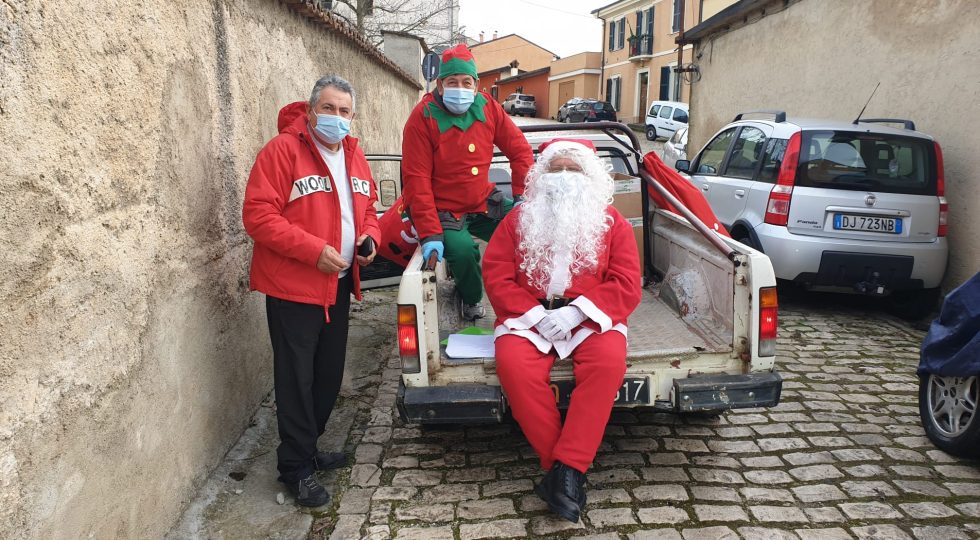 A MONTICCHIO BABBO NATALE CONSEGNA DONI AI BAMBINI