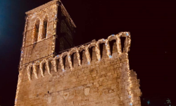 CAMPLI, SI ILLUMINA LA PORTA ANGIOINA