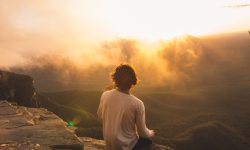 VACANZE DI PROSSIMITÀ E LONTANI DALLA FOLLA IN NUOVE TENDENZE DI VIAGGIO