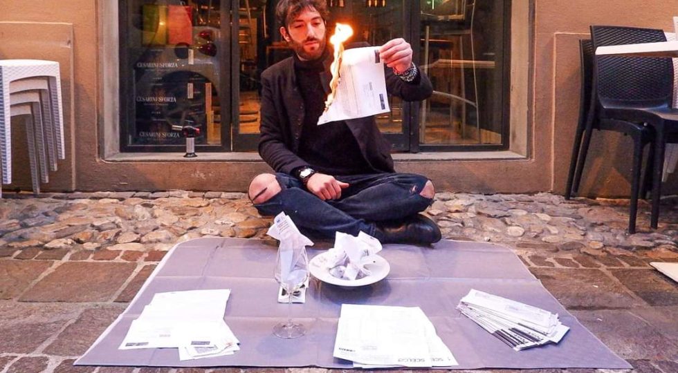 TERAMO, ENOTECARO BRUCIA BOLLETTE DAVANTI AL SUO LOCALE CHIUSO PER COVID