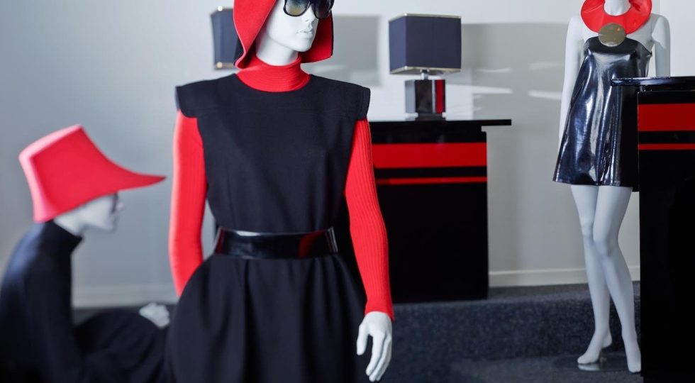 MOBILI COME SCULTURE, CHE ATTRAVERSANO IL TEMPO: COSÌ PIERRE CARDIN VESTIVA ANCHE LA CASA