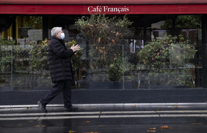 A PARIGI RISTORANTI NEI MERCATI RIONALI PER SOPRAVVIVERE ALLA CRISI