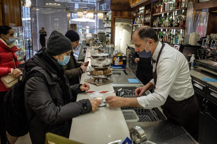 NUOVO DPCM, FIPE: PUNITI I BAR E NON LA MOVIDA SELVAGGIA
