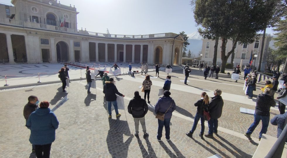 LAVORATORI AUTONOMI PRESIDIANO L’EMICICLO: RIAPRIRE SUBITO IN SICUREZZA
